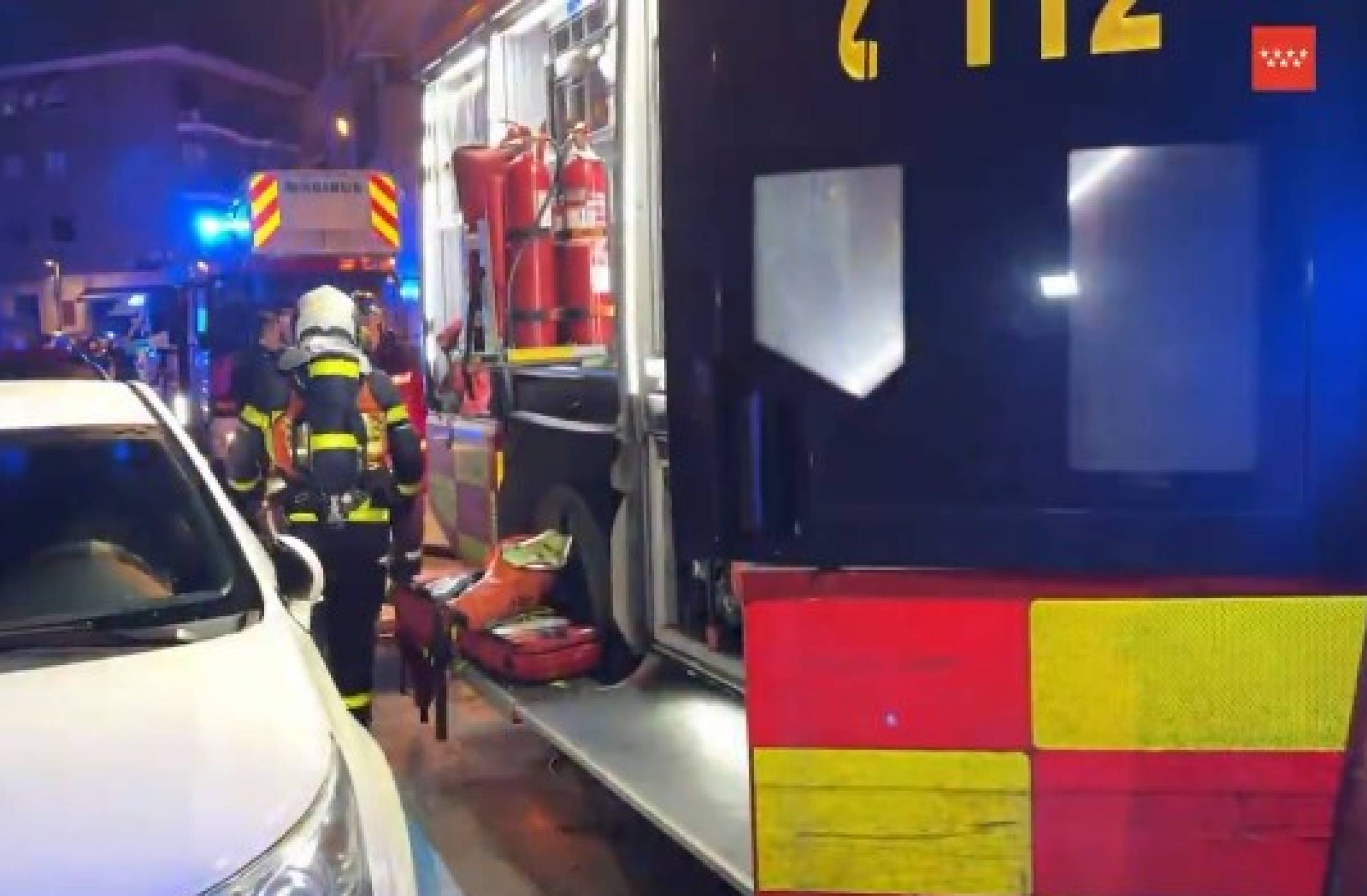 
                                                    Un grave incendio calcina una vivienda en Majadahonda y deja tres personas afectadas 
