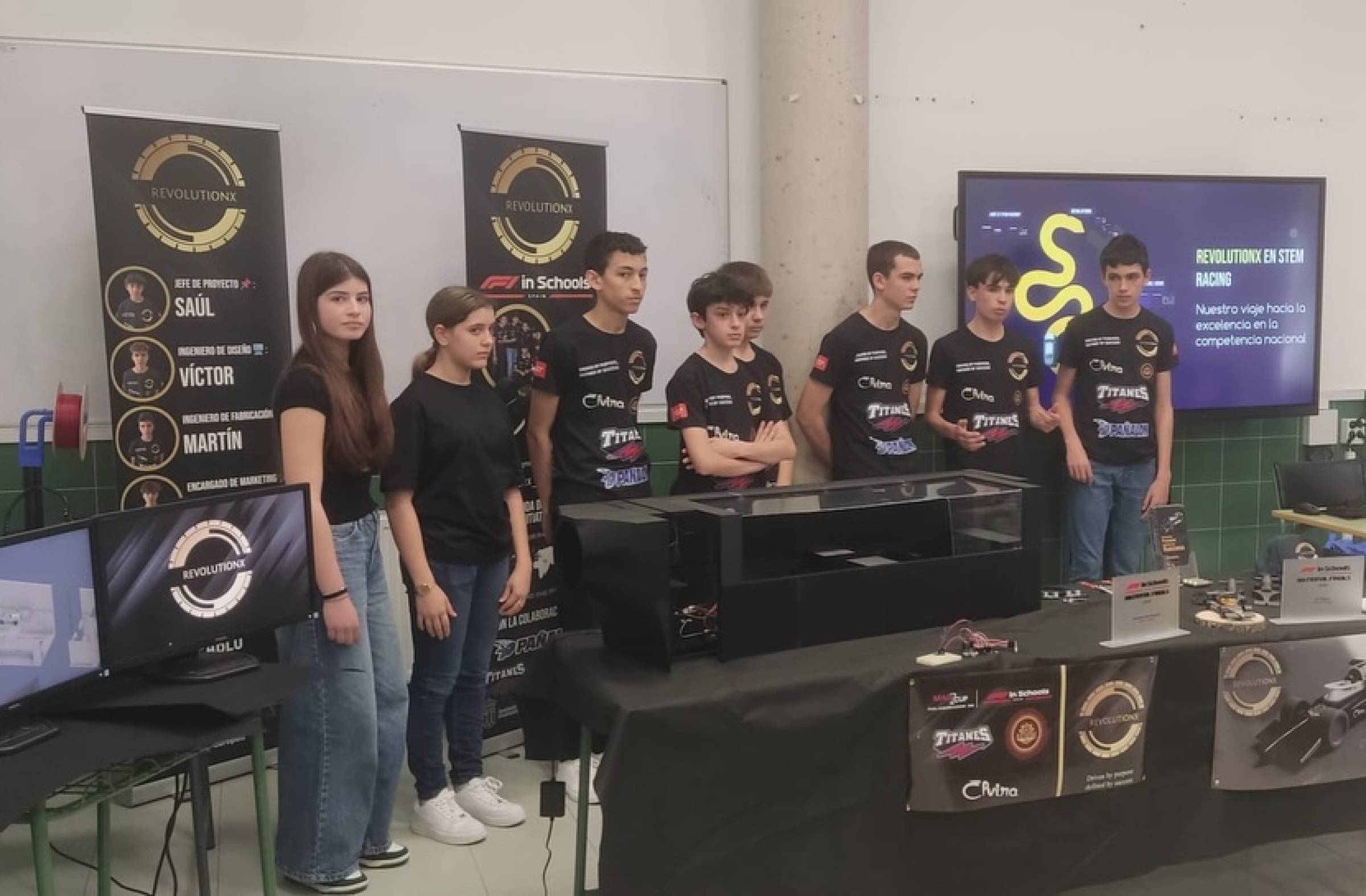 
                                                    Ocho alumnos del IES José Saramago diseñan un Fórmula 1 y aspiran a la élite mundial de 'F1 in Schools'