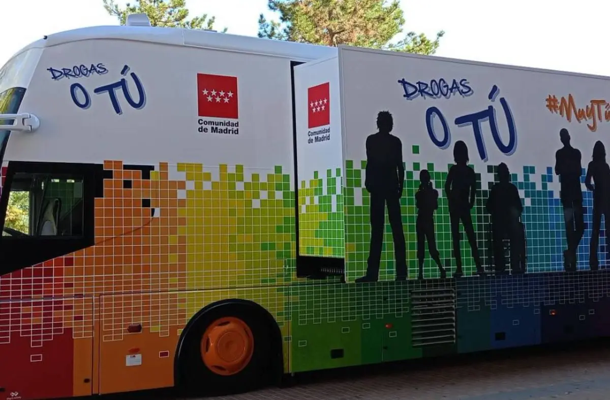 El autobús de 'Drogas o Tú' recorre los institutos de Majadahonda para informar a estudiantes, docentes y familias  
