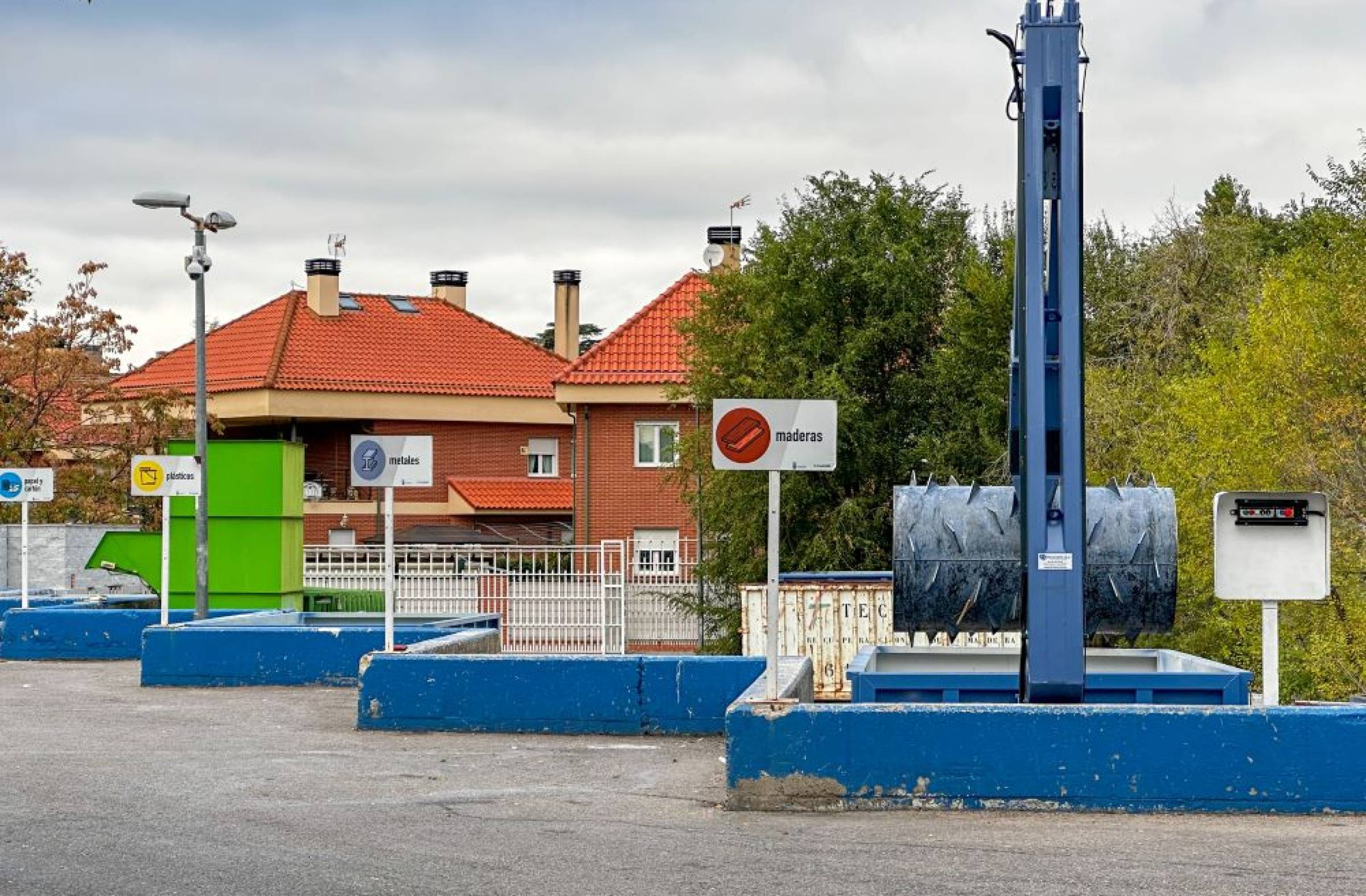 
                                                    El PSOE de Majadahonda pide el traslado del Punto Limpio ante las quejas vecinales