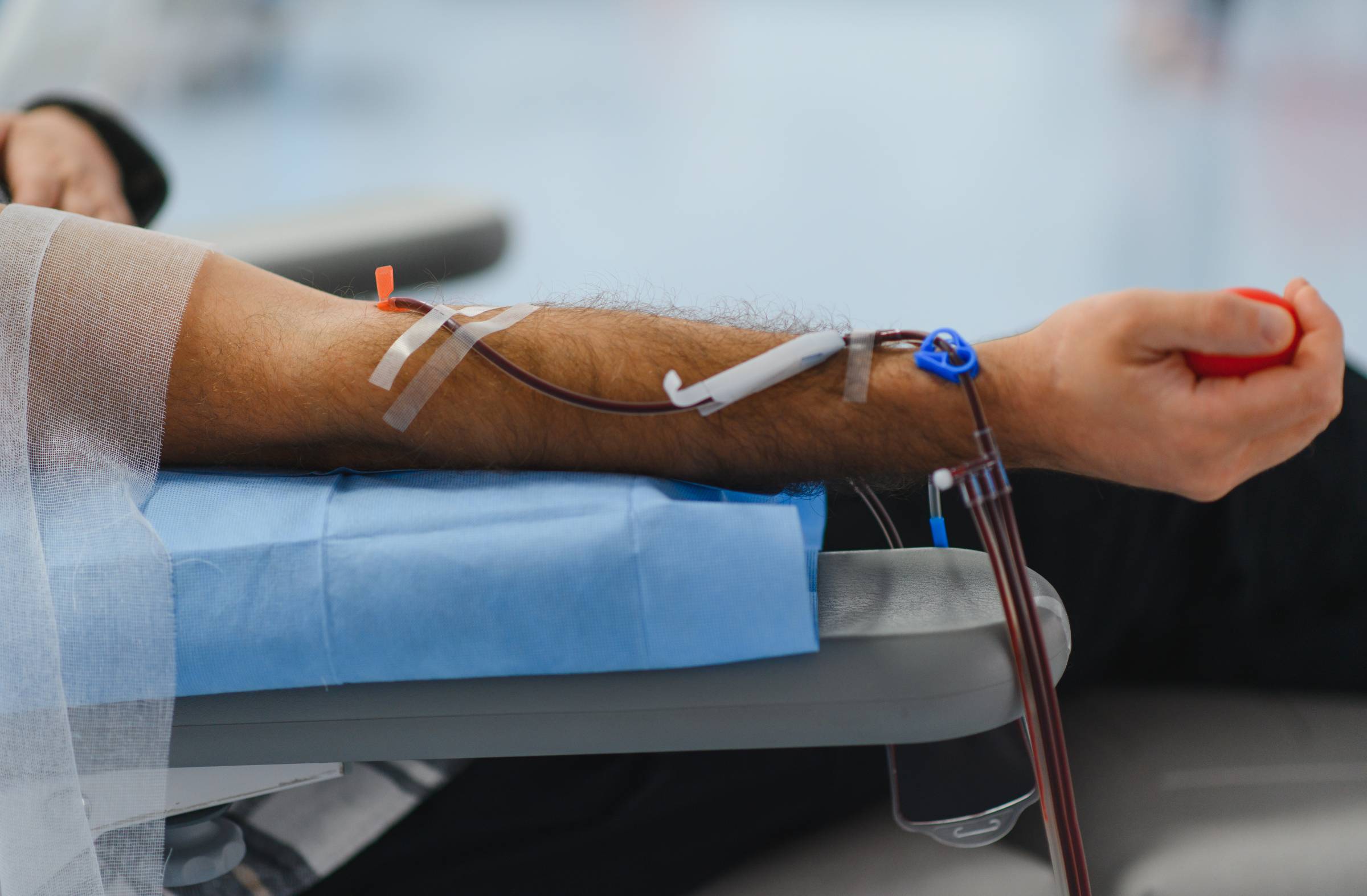 
                                                    Llamamiento urgente para donar sangre en la Comunidad de Madrid ante la alerta roja en todos los grupos sanguíneos 