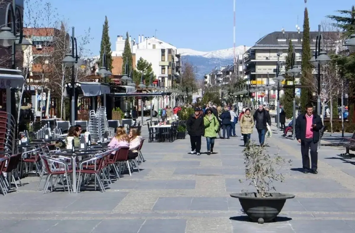 Vecinos por Majadahonda pide actualizar la ordenanza de terrazas para mejorar la convivencia, la accesibilidad y la seguridad