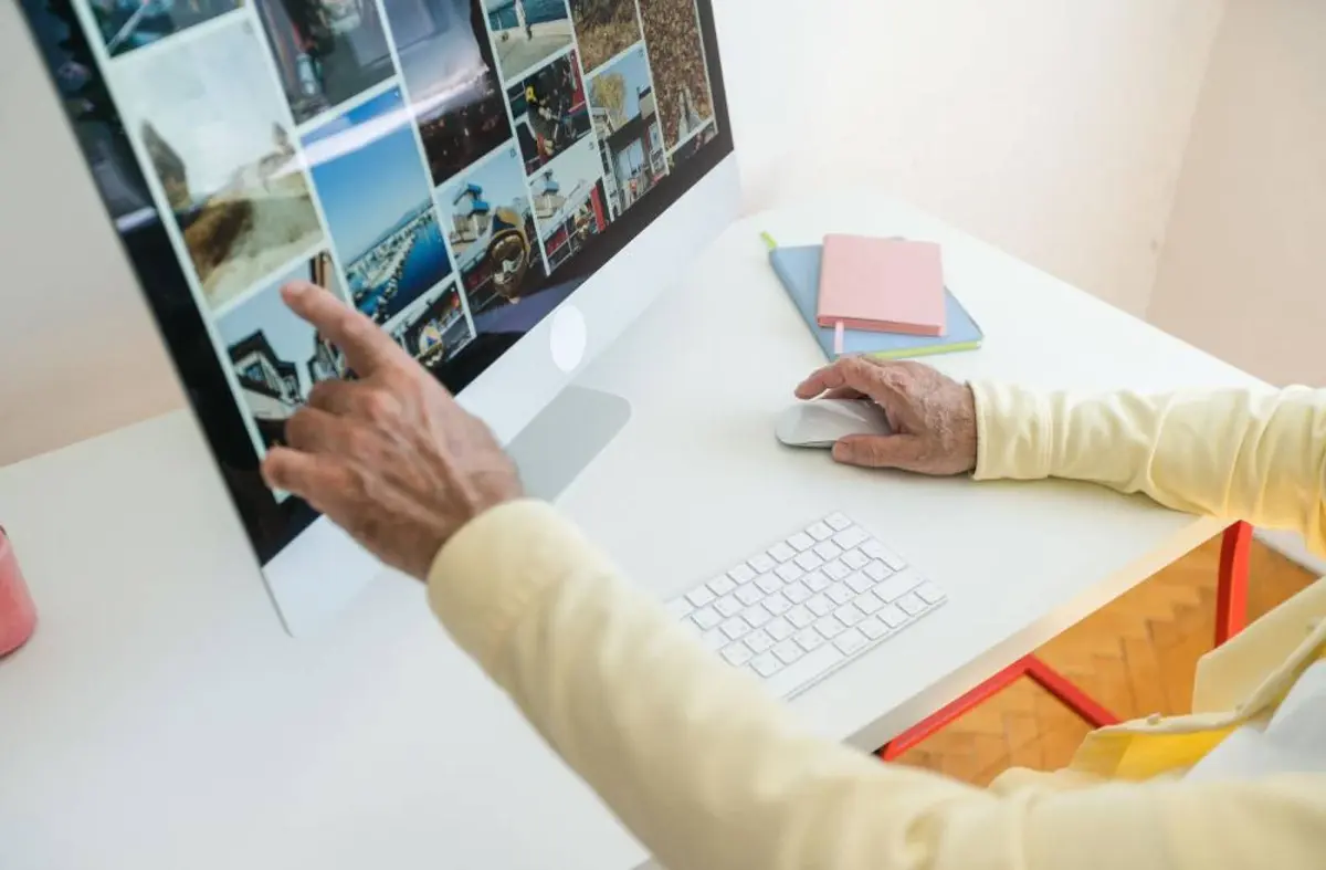 Majadahonda enseña a sus mayores a organizar fotos, usar el correo y tramitar el certificado digital desde el móvil
