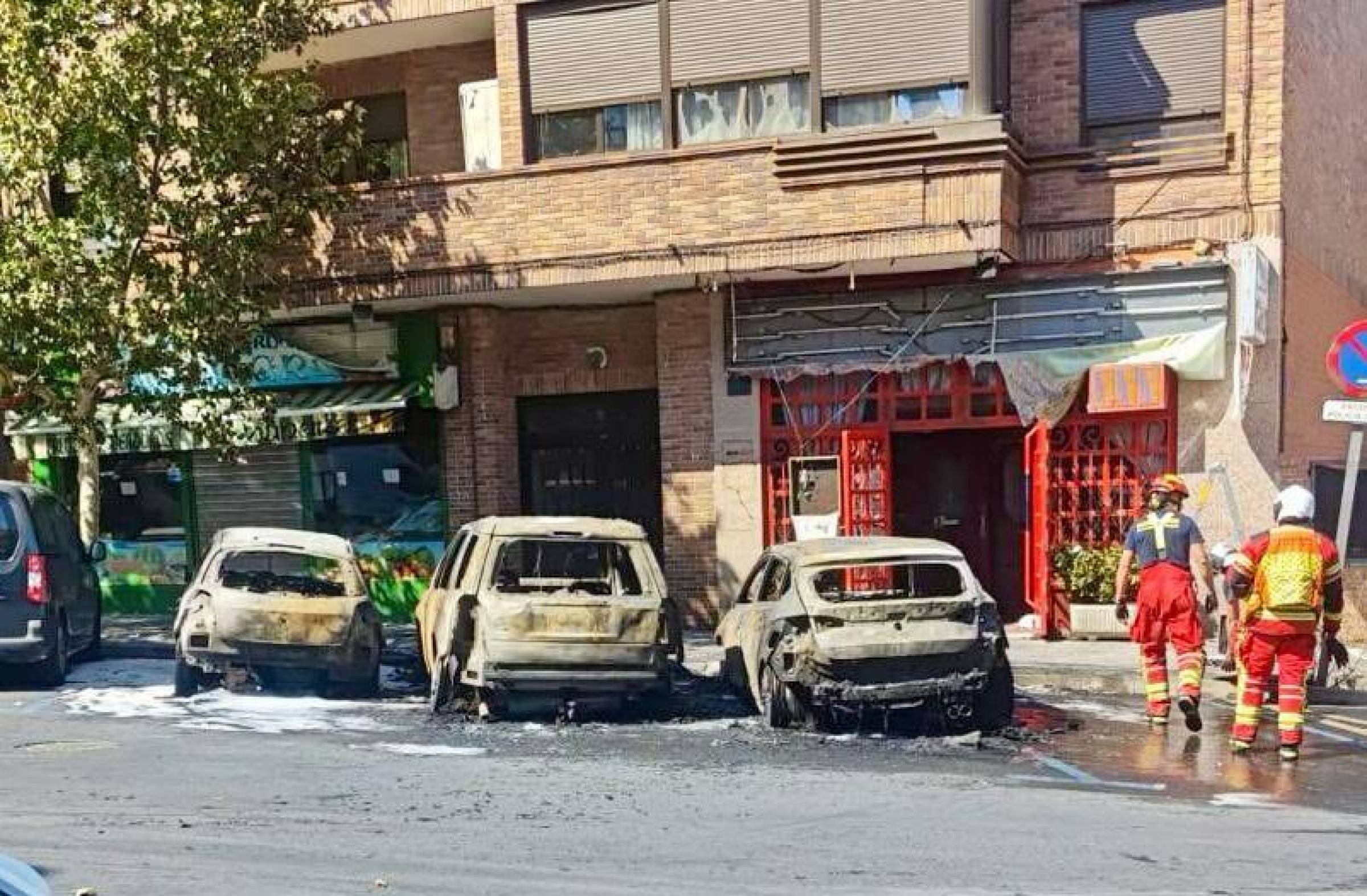 
                                                    VIDEO: Tres vehículos calcinados en un aparatoso incendio en el centro de Majadahonda