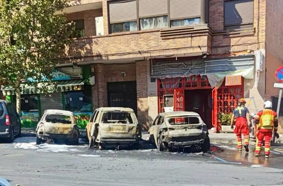 Arden tres vehículos estacionados en Majadahonda