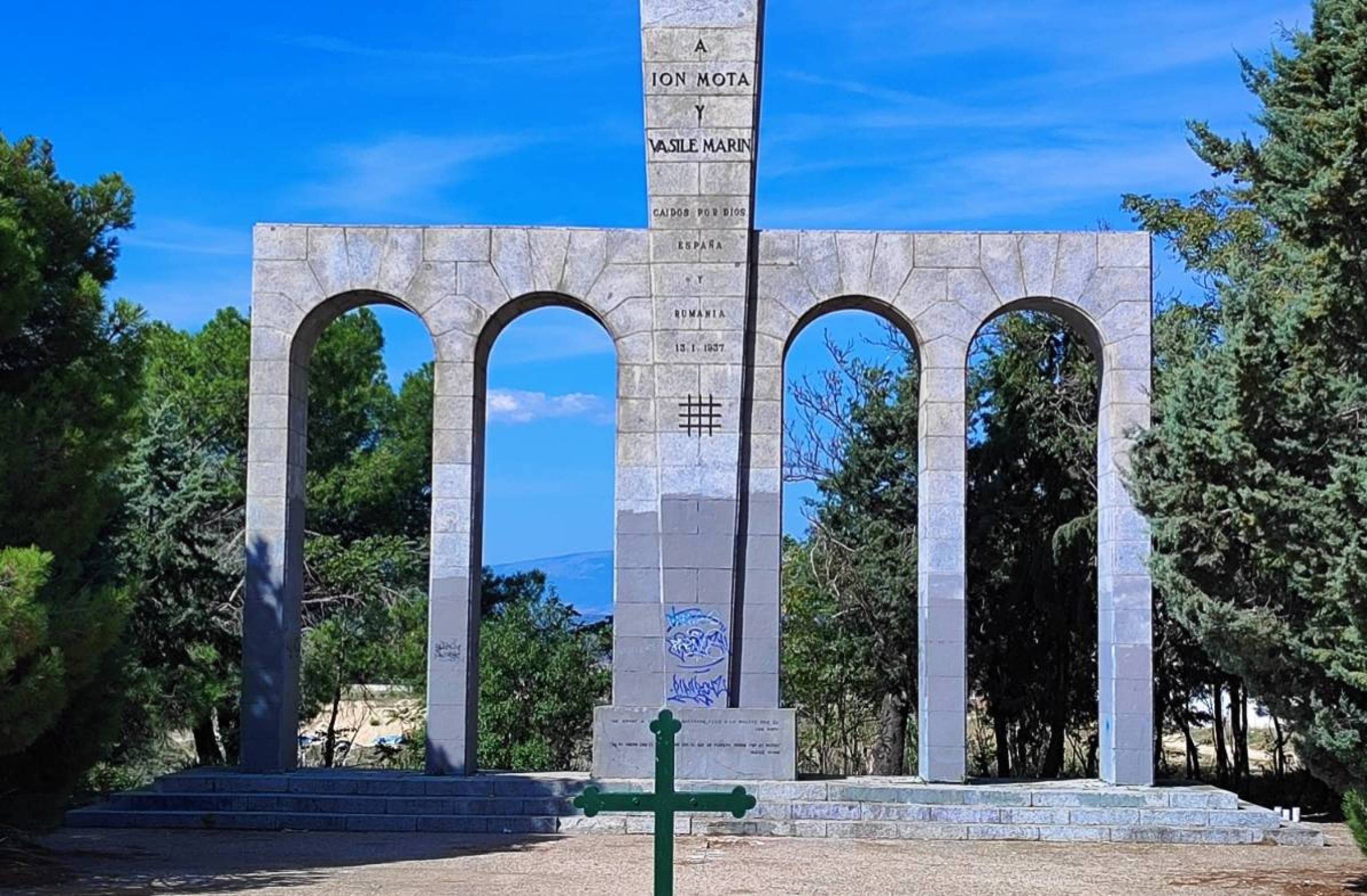 
                                                    Abogados Cristianos pide a la Comunidad de Madrid que proteja del derribo el Monumento a los rumanos caídos de Majadahonda