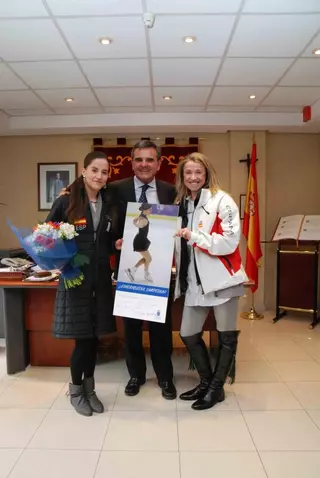 De Foxá recibe en el Ayuntamiento a la patinadora olímpica Sonia Lafuente
