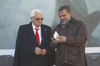 El Padre Ángel García inaugura en Majadahonda un mercado navideño a favor de la ONG Mensajeros de la Paz
