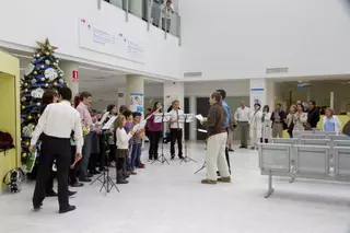 Niños de la Escuela Municipal de Música amenizan con villancicos a los pacientes del Puerta de Hierro