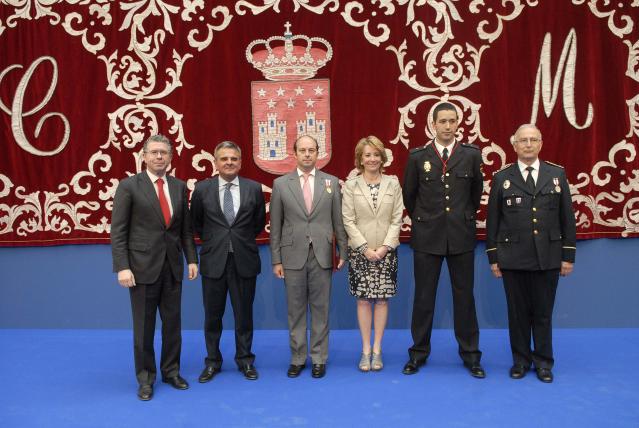 Aguirre entrega la Medalla al Mérito de la Policía Local al Oficial Jefe de Majadahonda
