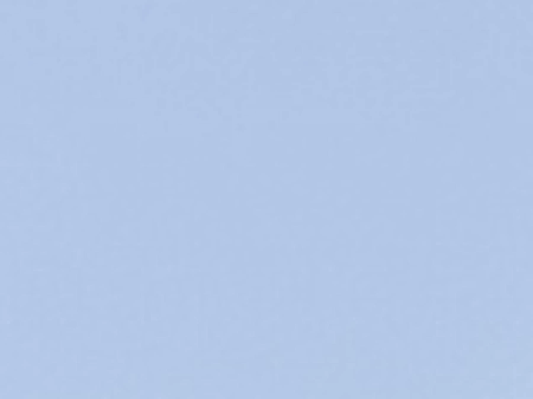 La basura inunda la calle de acceso al pueblo.