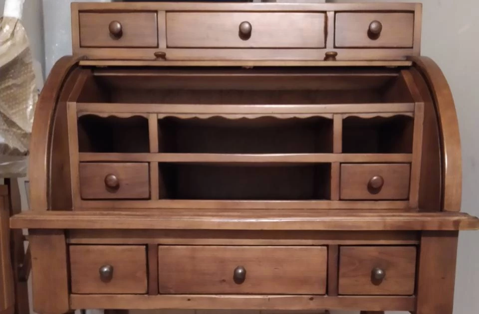 Vendo escritorio de madera maciza estilo colonial rústico